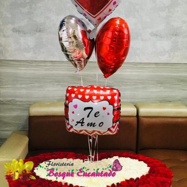 corazón gigante con globos
