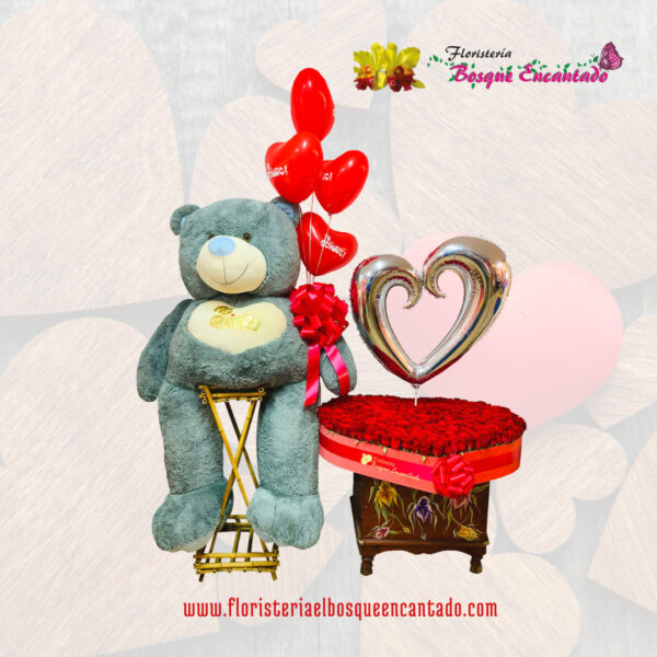 Corazón gigante en rosas con oso gigante